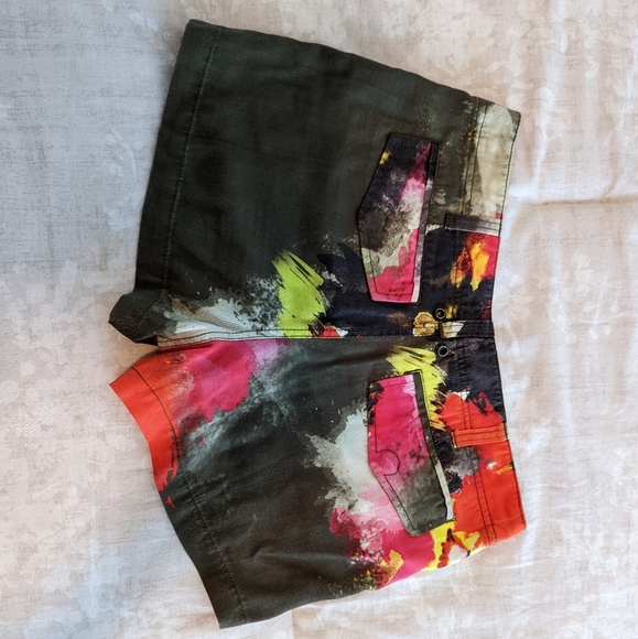 ๐ซ Sold ๐ซ Pam & Gela Floral Mini Shorts - XS/2 - Picture 5 of 5